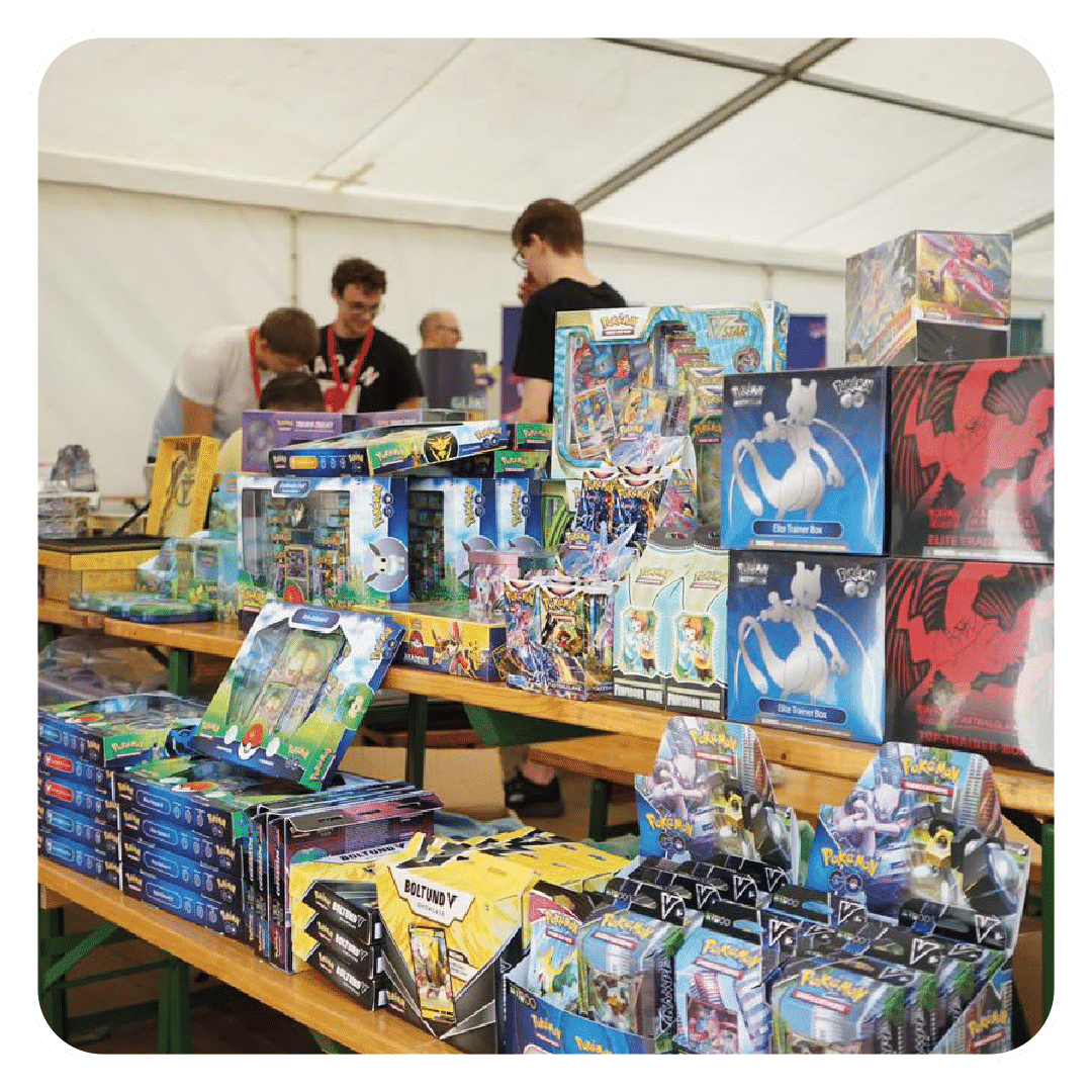 Volle Spieltische bei einem TCG-Treff